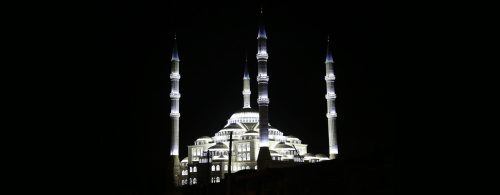 زاهدان با تخفیف ۵۰ درصدی عوارض، سرمایه‌گذاران گردشگری را جذب می‌کند ✨ شهردار زاهدان اعلام کرد؛ ▫️توسعه پایدار شهری در گرو فراهم‌سازی زیرساخت‌های اقامتی، خدماتی و گردشگری است و گردشگری باید به یکی از ارکان اصلی برنامه‌ریزی شهری تبدیل شود. ▫️شهرداری‌ها و شوراهای اسلامی شهر در سال‌های اخیر با ارائه تسهیلات و مشوق‌های مختلف، حمایت از سرمایه‌گذاری در حوزه گردشگری را در دستور کار قرار داده‌اند. ▫️بر اساس تفاهم‌نامه مشترک میان شورای اسلامی شهر زاهدان، شهرداری و اداره‌کل میراث‌فرهنگی استان، سرمایه‌گذاران حوزه گردشگری از ۵۰ درصد تخفیف در عوارض و هزینه‌های شهری بهره‌مند می‌شوند. ▫️زاهدان به دلیل قرار گرفتن در مسیر کریدورهای مهم ترانزیتی، همجواری با پاکستان و افغانستان و دسترسی به ظرفیت‌های راهبردی دریای عمان، از موقعیت ویژه‌ای برای تبدیل شدن به یکی از قطب‌های گردشگری و خدماتی شرق کشور برخوردار است. ▫️توسعه هتل‌ها، مراکز اقامتی، فضاهای گردشگری و زیرساخت‌های مرتبط از اولویت‌های مدیریت شهری زاهدان به شمار می‌رود و برنامه‌ریزی‌های مشترکی برای تحقق این اهداف در حال اجراست. ▫️تقویت همکاری میان شهرداری‌ها، شوراهای اسلامی شهر و مجموعه میراث‌فرهنگی می‌تواند زمینه‌ساز رونق گردشگری، افزایش سرمایه‌گذاری، توسعه صنایع‌دستی و ارتقای کیفیت زندگی شهروندان شود.